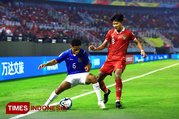 Arkhan Kaka saat berduel dengan pemain Ekuador pada Pertandingan Timnas Indonesia U17 kontra Timnas Ekuador U-17 Piala Dunia U-17 di Stadion Gelora Bung Tomo, Surabaya. Jumat (10/11/2023). (Foto: Tria Adha/TIMES Indonesi)