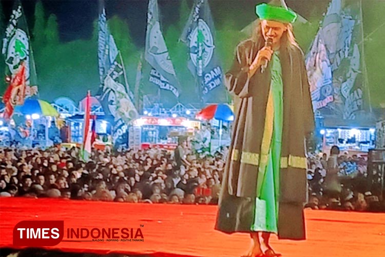 Gus Ali Gondong di depan ribuan jemaah Mafia Sholawat menyampaikan pentingnya menjaga persatuan dan kesatuan di tahun politik 2024. (Foto:Marhaban/TIMES Indonesia)