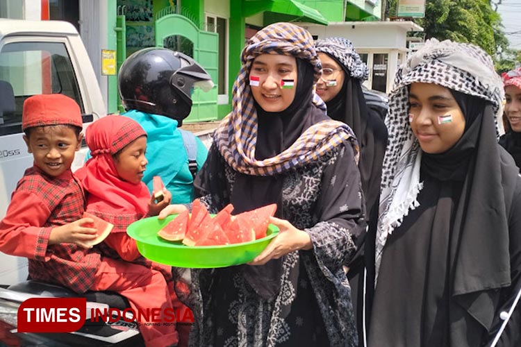 Pembagian buah semangka sebagai simbol solidaritas ke Palestina digelar oleh MINU Tratee Puteri Gresik (FOTO: Akmal/TIMES Indonesia).