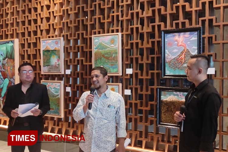 Seniman tunggal asal Yogyakarta, Oetje Lamno (tengah) memberikan penjelasan terkait karya-karya seninya bertajuk