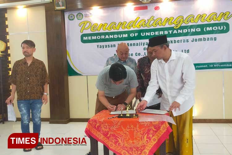 MoU antara STIKes Bahrul Ulum Jombang dengan Advance Co., Ltd dan Yuzu Co., Ltd tentang pemagangan mahasiswa di Jepang yang dilaksanakan di kampus setempat, Jum'at (10/11/2023). (FOTO: Rohmadi/TIMES Indonesia)
