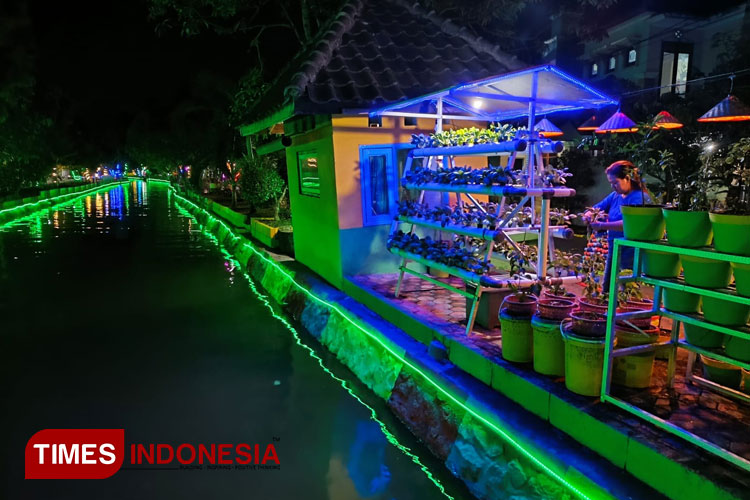 Gemerlap lampu warna-warni menghiasai di kawasan sungai dan sepadan sungai Desa Sumorame, Kecamatan Candi, Sidoarjo (FOTO: Rudi Mulya/TIMES Indonesia)