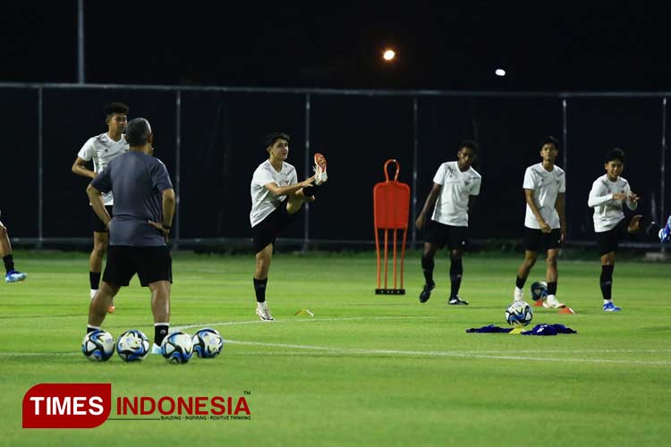Timnas Indonesia saat berlatih di Lapangan A Gelora Bung Tomo, Surabaya jelang Piala Dunia U-17 pada Selasa (7/11/2023). (Foto: Tria Adha/TIMES Indonesia)
