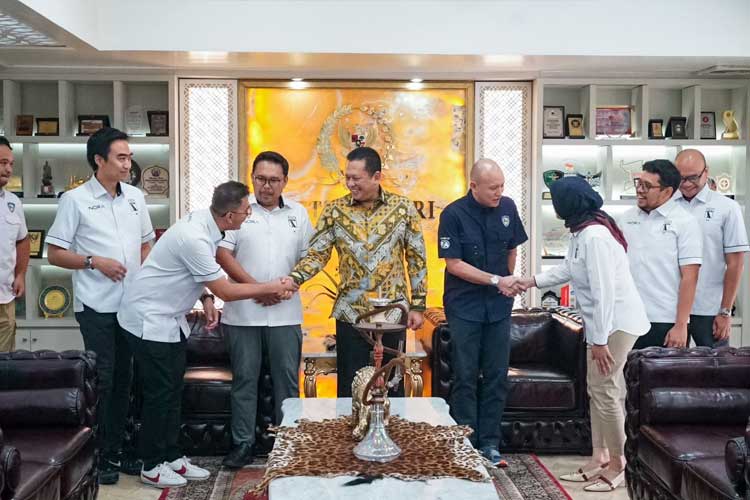 Ketua MPR RI sekaligus Ketua IMI Bambang Soesatyo saat menerima jajaran PT Nora Jelajah Dunia, di Jakarta, Kamis (9/11/2023). (Foto: dok IMI)