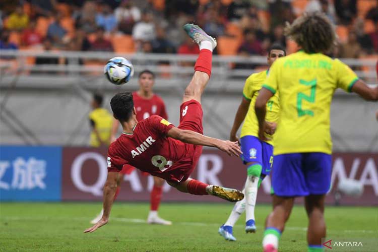 Pesepak bola Timnas Iran Amirmohammad Razaghinia melakukan tendangan salto saat laga melawan Brazil di Grup C Piala Dunia U-17 di JIS, Jakarta, Sabtu (11/11/2023). (Foto: ANTARA/Akbar Nugroho Gumay)