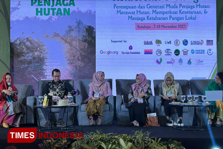 Peluncuran Buku Perempuan Penjaga Hutan di Hotel Santika Premiere Gubeng Surabaya.(Foto : Lely Yuana/TIMES Indonesia)