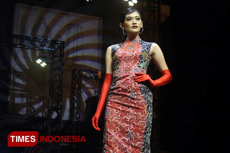 Seorang model membawakan salah satu desain di Kediri Fashion Batik Festival 2023 (Foto : Yobby/Times Indonesia)