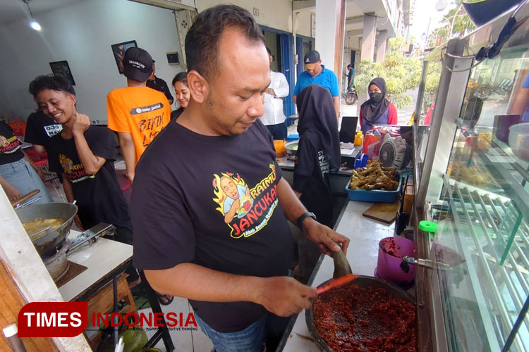 Kuliner pedas penyetan cakcuk Gresik (Foto: Akmal/TIMES Indonesia)