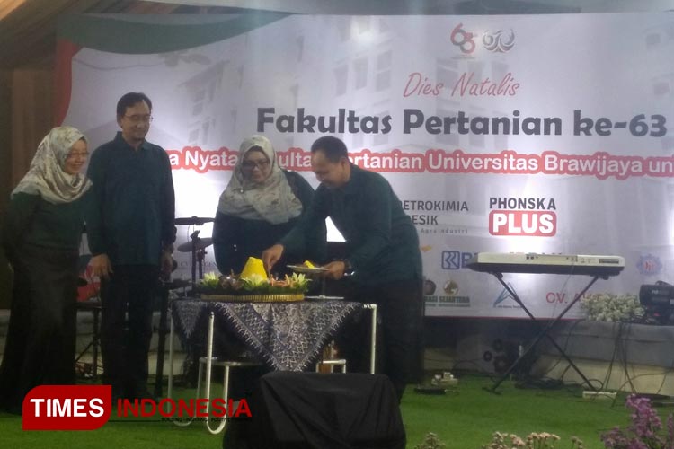 Pemotongan tumpeng oleh Dekan Fakultas Pertanian UB Profesor Mangku Purnomo dalam acara tasyakuran dies natalis yang ke-63. Jumat (10/11/2023) (Foto: Putri Filiana/TIMES Indonesia)