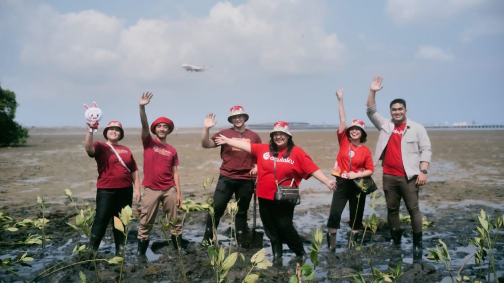Akulaku Group dukung pelestarian lingkungan dengan menanam 1001 mangrove di Bali. (FOTO: Dok. IST)