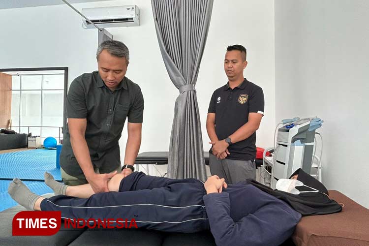 Dr. Gede Chandra Purnama Sp.OT ( K) Sport Injury yang merupakan dokter spesialis orthopaedic (kiri) bersama Asep Azis SSt. FT yaitu Fisioterapis Olahraga saat menangani pasien, Minggu (12/11/2023). (Foto : Lely Yuana/TIMES Indonesia)