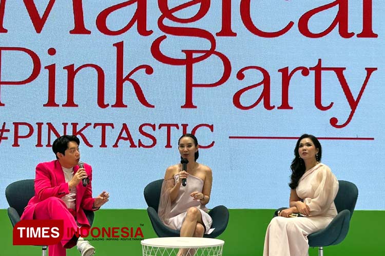 (Dari kiri-kanan) Edric Tjandra, dr Lani Kumalasari dan Amelia Lin saat sesi talkshow 11.11 Magical Pink Party di Atrium Pakuwon Mall Surabaya, Minggu (12/11/2023).(Foto : Lely Yuana/TIMES Indonesia)