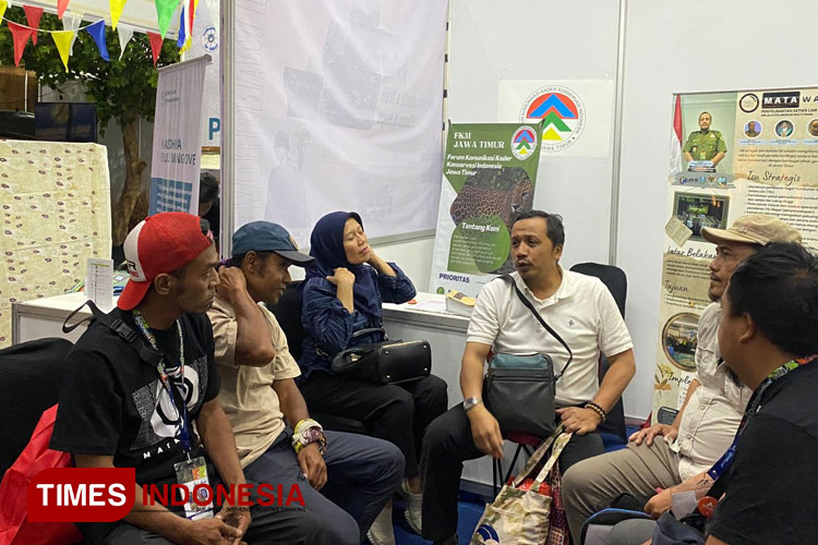 Kepala BKSDA Jatim Nur Patria Kurniawan saat mengunjungi Booth FK3I Jatim di Pameran Indofest 2023, Jatim Expo, Surabaya, Minggu (12/11/2023).(Foto : Aminudin/MG-TIMES Indonesia)