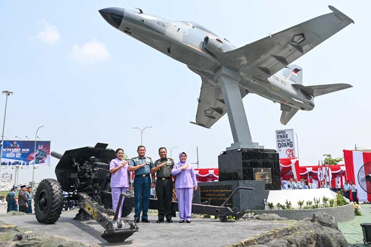 Panglima TNI Laksamana Yudo Margono meresmikan monumen pesawat tempur Hawk 200 Tail Number TT-0229 di Simpang Exit Tol Madiun, Jawa Timur pada Sabtu, (11/11/2023). (Foto: Pendam for Times Indonesia)