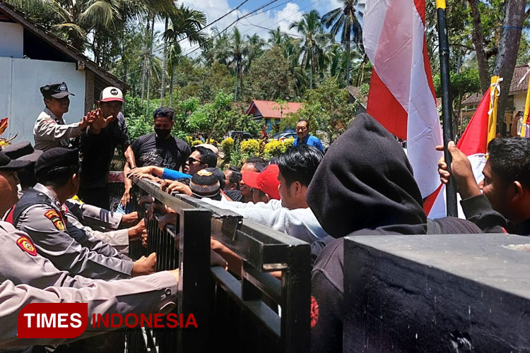 Aksi demo masyarakat Desa Telemung, Kecamatan Kalipuro, Banyuwangi, di kantor desa setempat. (FOTO : Anggara Cahya /TIMES Indonesia)