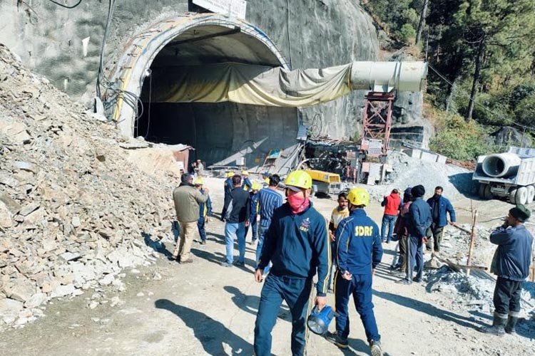 Sekitar 40 pekerja terjebak setelah terowongan runtuh di negara bagian Uttarakhand. (FOTO: Al Jazeera)