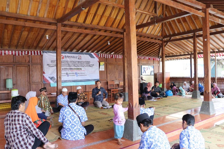 Ketua Bawaslu Bantul Didik Joko Nugroho saat menggelar sosialisasi pengawasan partisipatif kepada kelompok disabilitas (Foto: Bawaslu Bantul_
