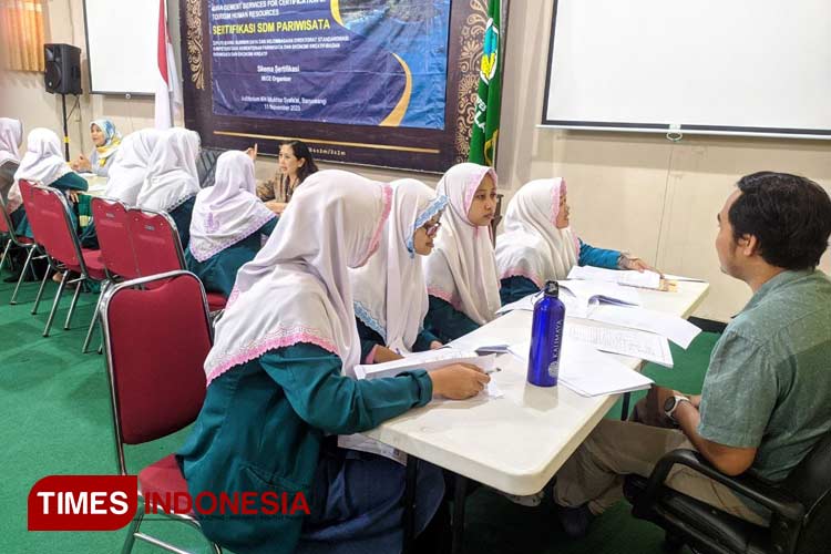 Pelatihan dan Uji Sertifikasi Sumber Daya Manusia Pariwisata di IAIDA Blokagun Banyuwangi. (Foto: Syamsul Arifin/TIMES Indonesia)