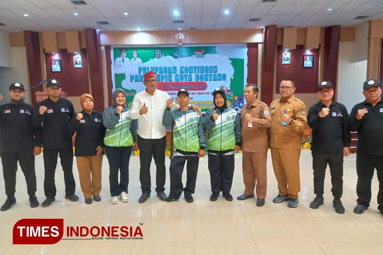 Wali Kota Bontang Basri Rase Melepas Kontingen Perparprov ke 4 Kaltim di Balikpapan di Aula Dispopar Bontang (FOTO: Kusnadi/TIMES Indonesia) 