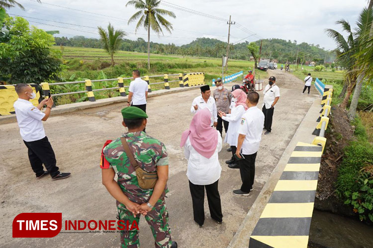 Bupati Banyuwangi, Ipuk Fiestiandani, saat meninjau pembangunan jembatan. (Foto: Laila Yasmin/TIMES Indonesia)
