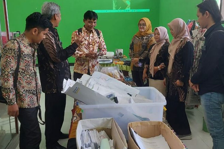 Dr. Sardulo Gembong, M.Pd. saat pendampingan dan evaluasi P5 di SMP Negeri 2 Donorojo Pacitan. (Foto: Humas UNIPMA for TIMES Indonesia)