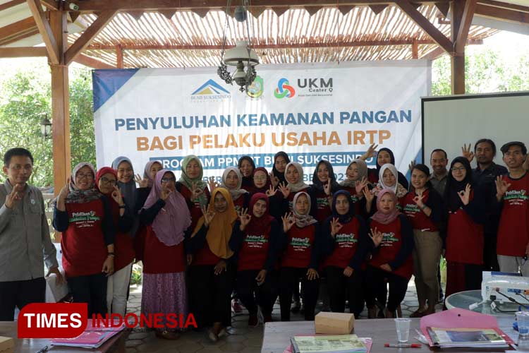 UMKM binaan PT BSI menerima sertifikat PIRT di aula Kecamatan Pesanggaran. (Foto : Syamsul Arifin/TIMES Indonesia)