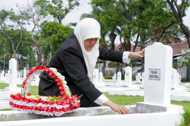 Wakil Ketua DPRD Surabaya Reni Astuti saat ziarah di Taman Makam Pahlawan, Kamis (9/11/2023).(Foto : Dok.DPRD Surabaya)