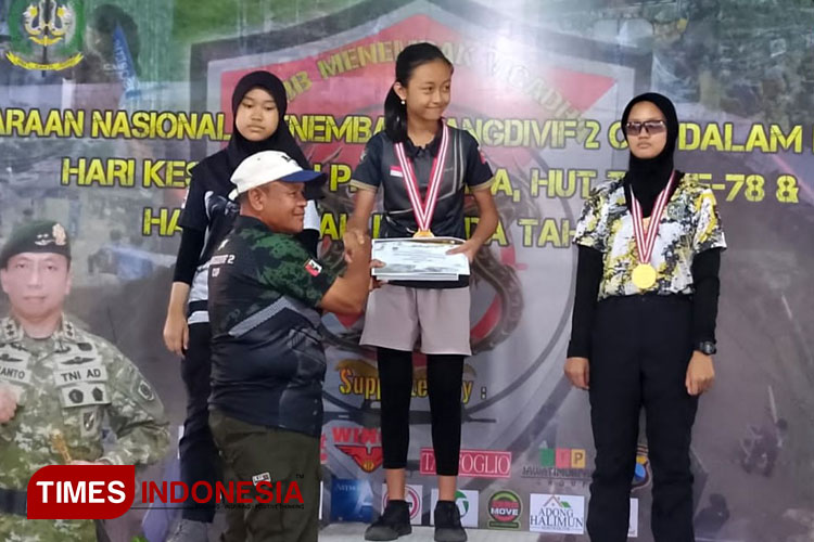 Keizahra Shaibiyyah, atlet dari Pemkab Banyuwangi meraih medali emas di Kejuaraan Nasional Menembak Pangdivif 2 Cup Tahun 2023. (FOTO: Fazar Dimas/TIMES Indonesia)