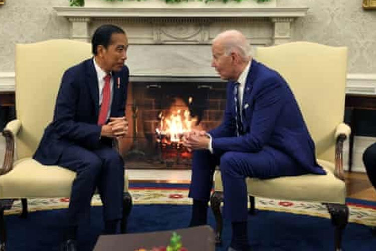 Presiden AS Joe Biden bertemu dengan Presiden Indonesia Joko Widodo di Ruang Oval Gedung Putih. (FOTO: The Guardian)