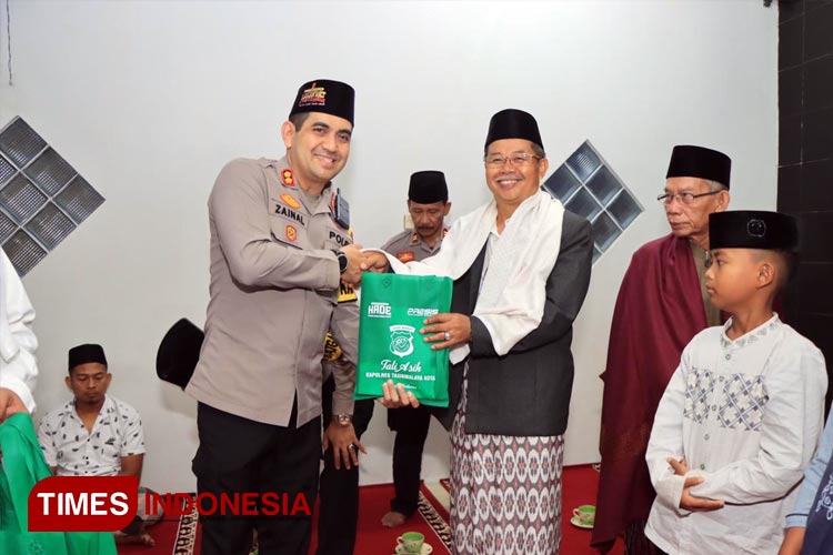 Kapolres Tasikmalaya Kota, AKBP SY Zainal Abidin, S.I.K menyerahkan santunan kepada yatim piatu di Masjid Jami Al-Ikhwan, Nangela, Mangkubumi, Kota Tasikmalaya, Rabu (15/11/2023). (FOTO: Polresta Tasikmalaya for TIMES Indonesia)