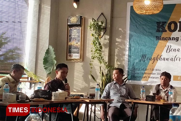 Agus Hilman tengah memaparkan terkait topik pemilu 2024 di acara diskusi Kopi Times (FOTO: Ari Kuswandi Arbi/TIMES Indonesia) 