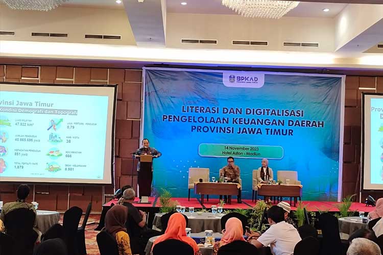 Kepala BPKAD Jatim Aris Mukiyono saat paparan pada forum Literasi dan Digitalisasi Pengelolaan Keuangan Daerah di Madiun pada Selasa (14/11/2023) kemarin. (FOTO: Dok. BPKAD Jatim)