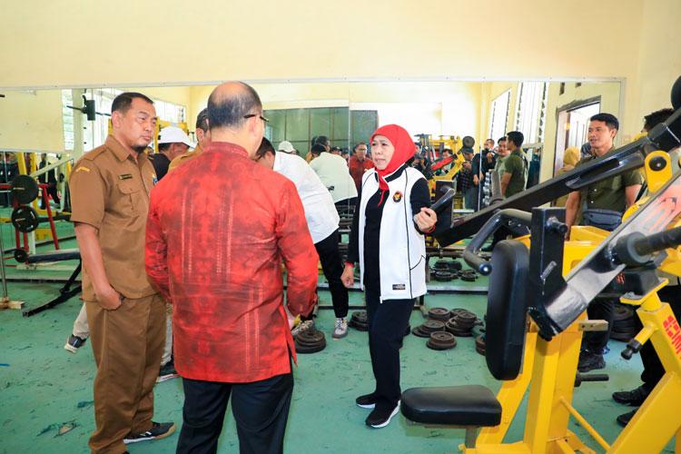 Gubernur Khofifah saat kunjungan di SMA Negeri Olahraga yang berlokasi di Sidoarjo, Selasa (14/11/2024).(Dok.Humas Pemprov Jatim)