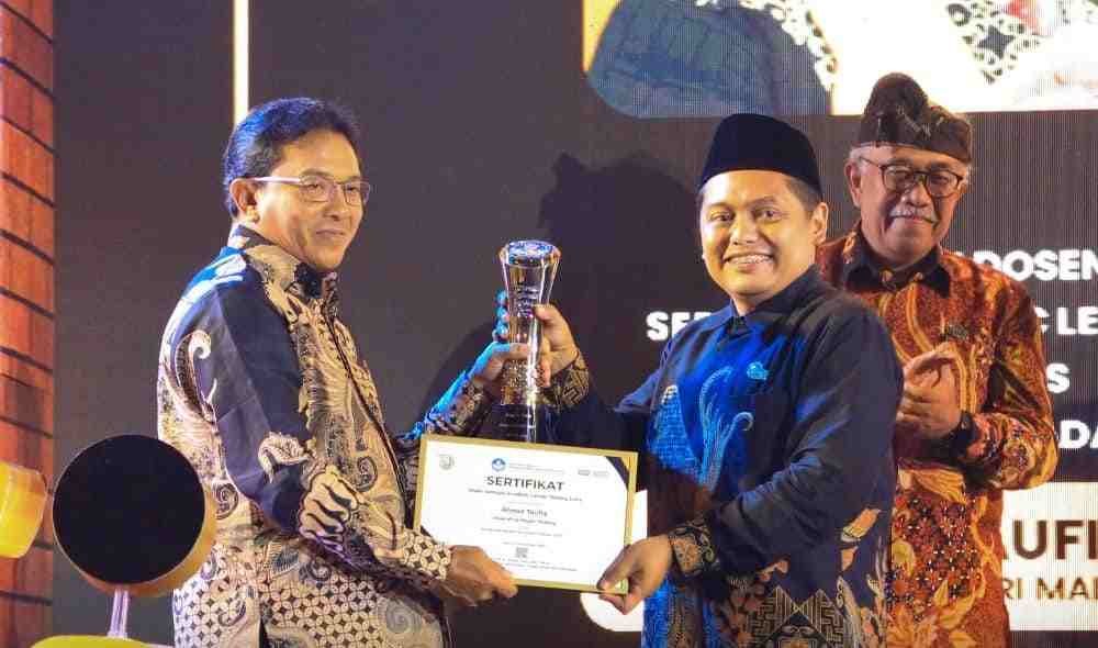 Prof. Dr. Ahmad Taufiq, S.Pd, M.Si (kanan) saat menerima Anugerah Academic Leader bidang Sains tahun 2023 di Nusa Dua Bali. (Foto: TI PHOTO NETWORK)