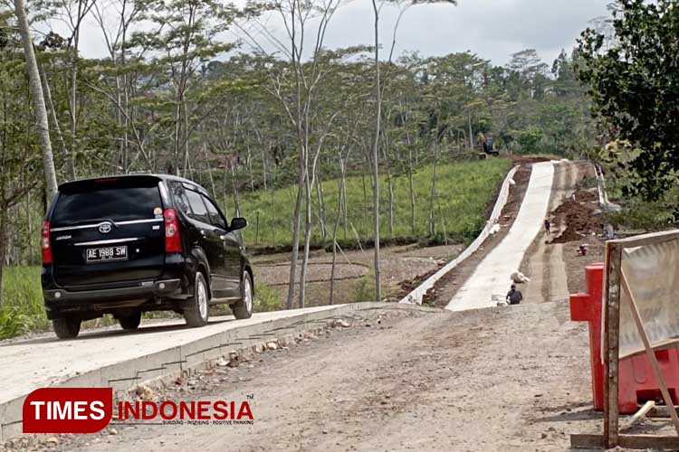 Jalan baru di Desa Sumbernanas kecamatan Gedangan Kabupaten Malang tampak tengah dibangun. Jalan ini menggantikan jalan lama yang ambles dan menghubungkan ke desa dan kecamatan sekitar. (Foto: Amin/TIMES Indonesia)