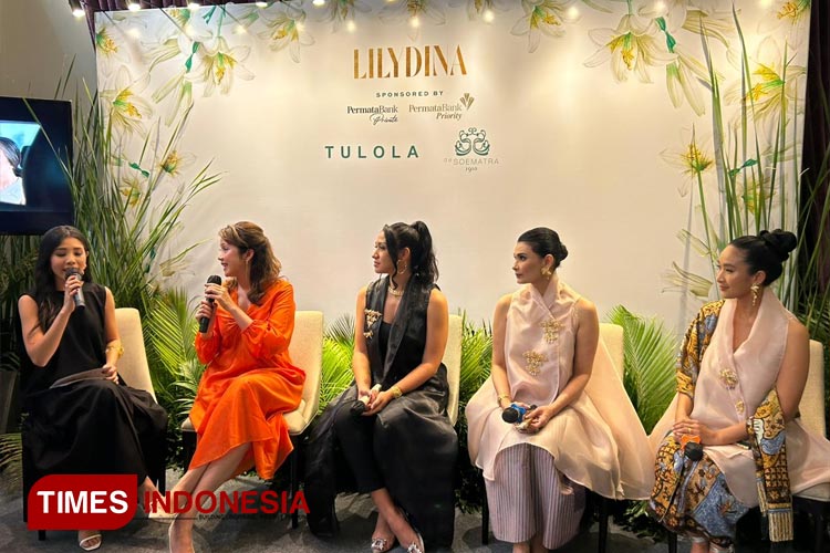 Talk show para penggagas pameran Lily Dina di de'Soematra Surabaya, Rabu (15/11/2023). (FOTO: Lely Yuana/TIMES Indonesia)