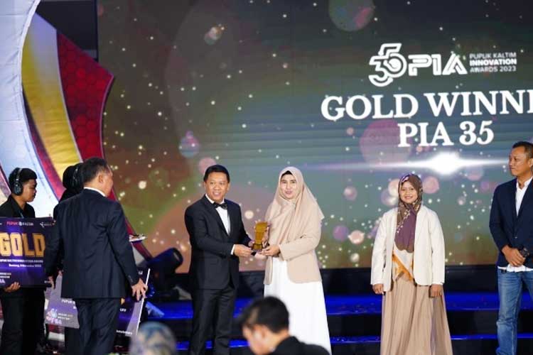 Direktur Utama PT Pupuk Kaltim Budi Wahju Soesilo menyerahkan hadiah kepada pemenang. (Foto: Pupuk Kaltim  For TIMES Indonesia) 