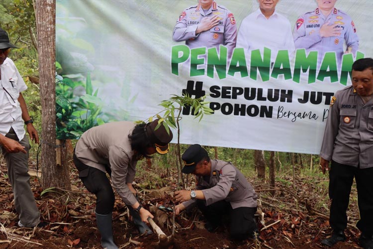 AKBP Yolanda Evalyn Sebayang, S.I.K., M.M, saat melakukan penanaman salah satu bibit pohon. (FOTO: Dok Humas Polres Kota Magelang)