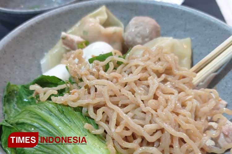 Bakmie Taat dengan menu Taat Signature beserta toppingnya yang menggugah selera. (FOTO: Fahmi/TIMES Indonesia)