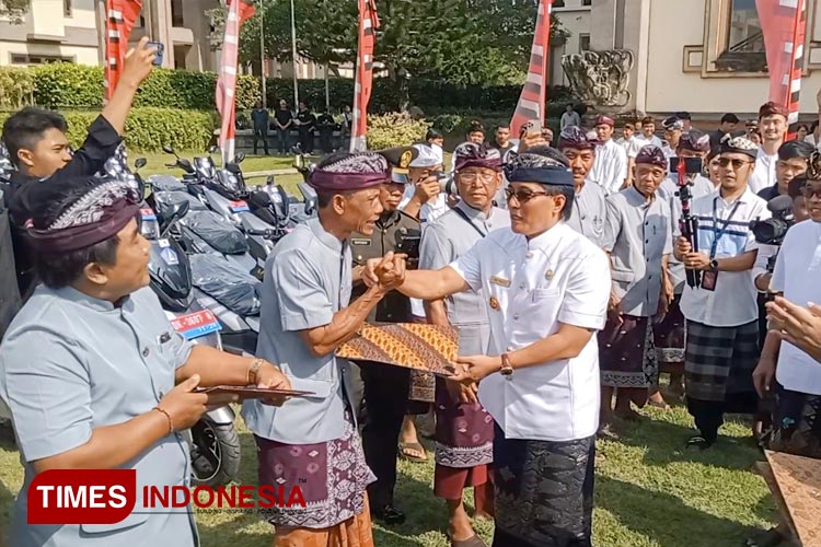 Bupati Giri Prasta secara simbolis menyerahkan kendaraan motor listrik kepada 210 Pekaseh/Kelihan Subak se-Badung saat apel HUT Ibukota Mangupura di Lapangan Puspem Badung. (FOTO: Prokopim Badung for TIMES Indonesia)