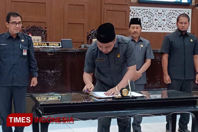 Ketua DPRD Kota Probolinggo Abdul Mujib saat penandatanganan Raperda. (Foto: DPRD Kota Probolinggo for TIMES Indonesia)