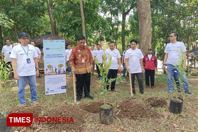 Manager Bisnis Mikro BRI Sutoyo Malang, Muhammad Baidhowi (kiri) bersama Camat Singosari Agus Nuraji (tengah) memulai acara BRI Menanam di Wisata Petungan Sari. (Foto: Siti Nurjuliati Sa'adah/TIMES Indonesia)