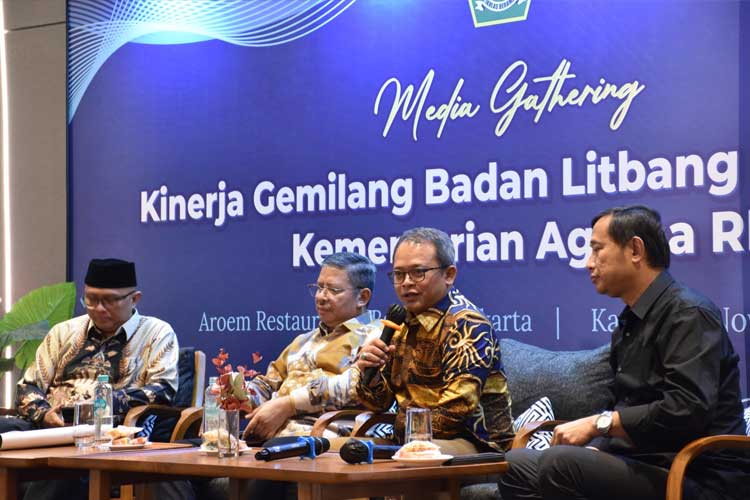 Stafsus Menag, Wibowo Prasetyo bersama tim Litbang Kemenag. (FOTO: Kemenag) 