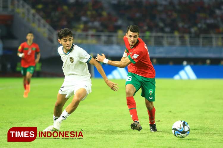 Timnas Indonesia U-17 harus tunduk atas lawannya Maroko dengan skor 1-3 di babak penyisihan grup A Piala Dunia U17 di Stadion Gelora Bung Tomo, Surabaya, Kamis (16/11/2023). (Foto: Tria Adha/TIMES Indonesia)