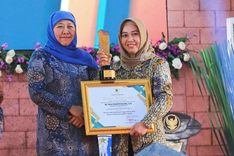 Wali Kota Mojokerto, Ika Puspitasari pada saat menerima piagam penghargaan Daerah Peduli Ketahanan Pangan 2023. (Dok. TIMES Indonesia)