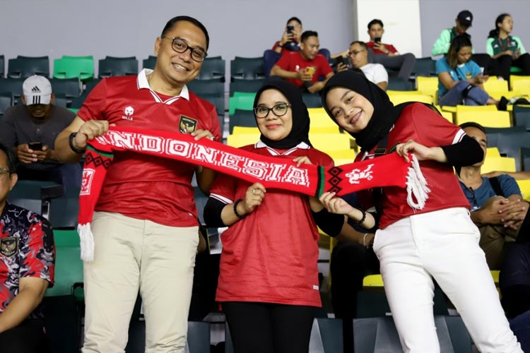 Wali Kota Surabaya Eri Cahyadi bersama istri dan anak saat menyaksikan pembukaan Piala Dunia U-17 di Stadion Gelora Bung Tomo (GBT) pada Jumat (10/11/2023) malam.(Dok.Humas Pemkot Surabaya/ADV)