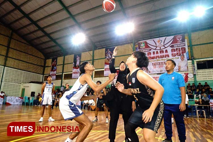 Bupati Banyuwangi, Ipuk Fiestiandani, saat membuka Harjaba Cup 2023. (Foto: Laila Yasmin/TIMES Indonesia)