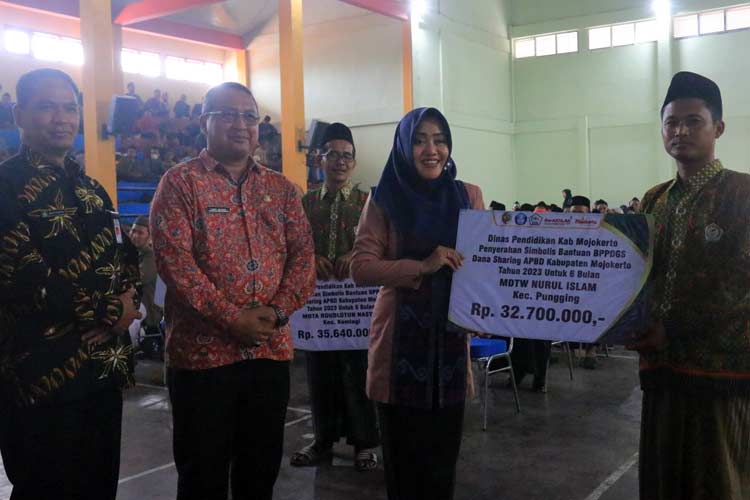 Bupati Mojokerto, Ikfina Fahmawati pada saat menyalurkan dana bantuan BPPDGS. (Dok. TIMES Indonesia)