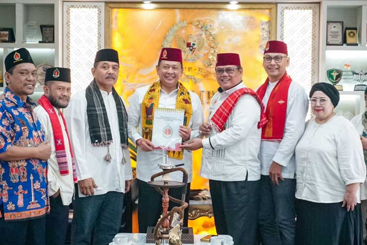Ketua MPR RI Bambang Soesatyo menerima pengurus Bamus Betawi, di Jakarta, Kamis (16/11/23). (Foto: dok MPR RI)