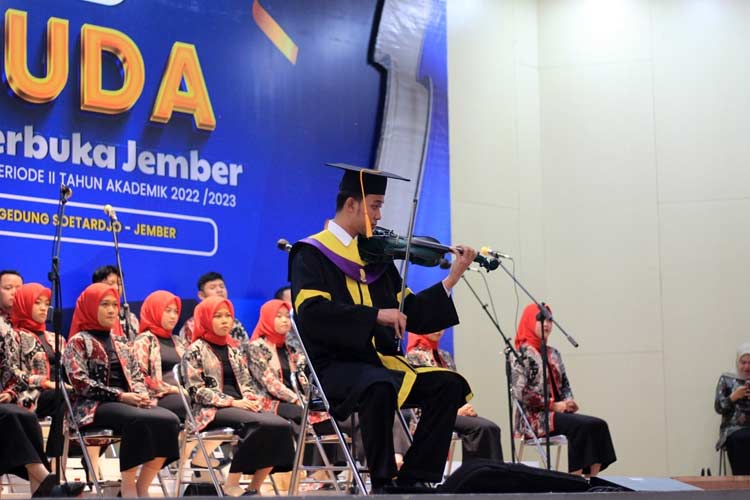 Mahasiswa Dan Wisudawan Multitalenta Hibur Acara Wisuda UT Jember, Ada ...